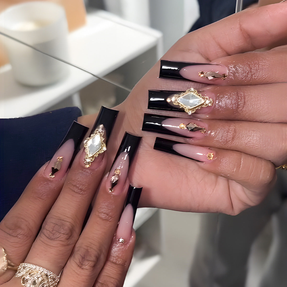 Elegante Stiletto Druck-Nagelverlängerungen mit dekorativen Juwelen Brehn