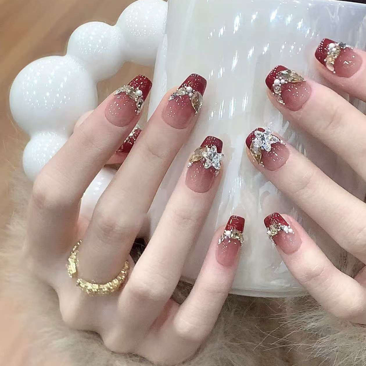Künstlerisches Press-On-Nageldesign mit Edelsteinakzenten Brehn