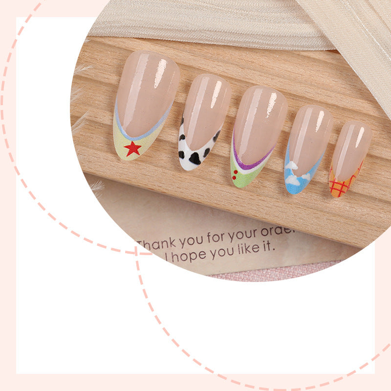 Kunstnagelset mit individuellen Designs und verschiedenen Farbakzenten Brehn