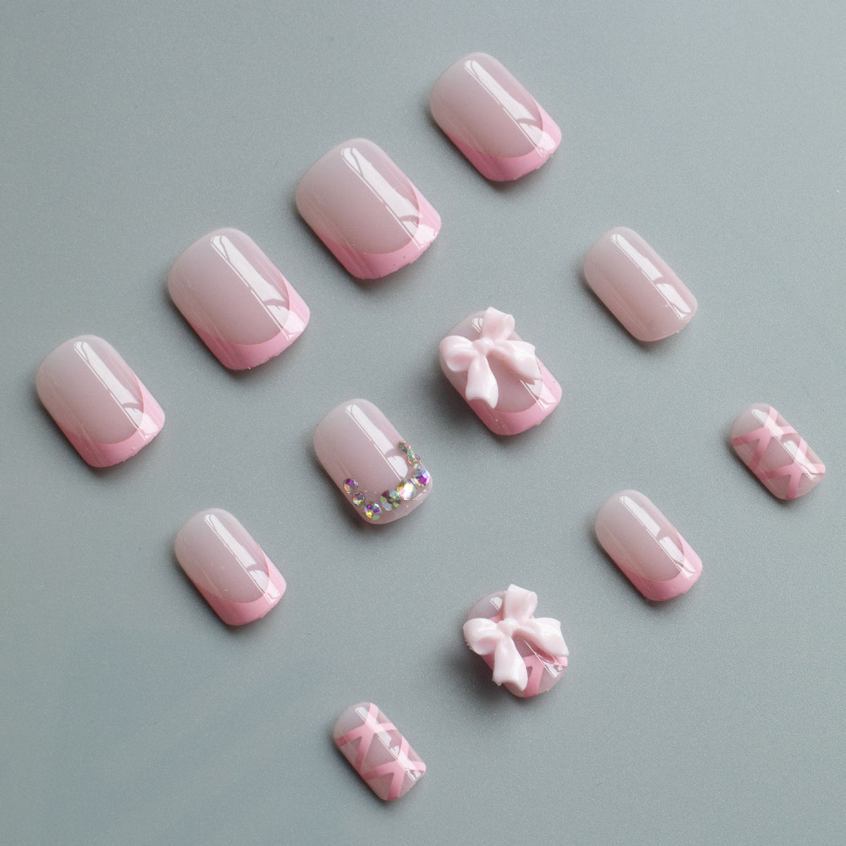 Dekorativer Nagelkunst-Set mit Schleifenakzenten