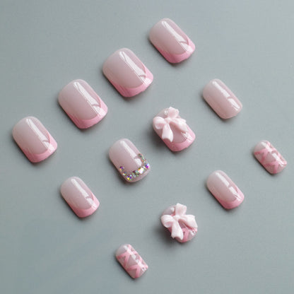 Dekorativer Nagelkunst-Set mit Schleifenakzenten