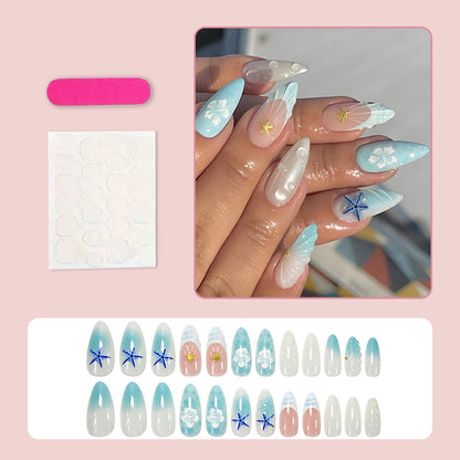 Kunstnagelset mit maritimen Motiven und eleganten Details Brehn