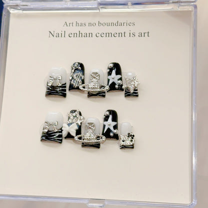 Dekorativer mit Strass besetzter Nail Art Set