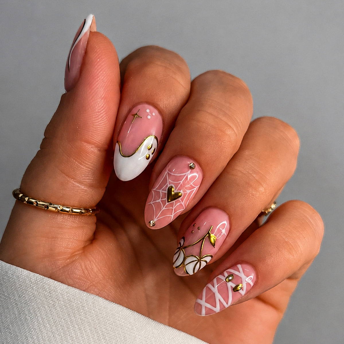 Kunstnagelset mit eleganten Spinnenmotiven und goldenen Akzenten Brehn