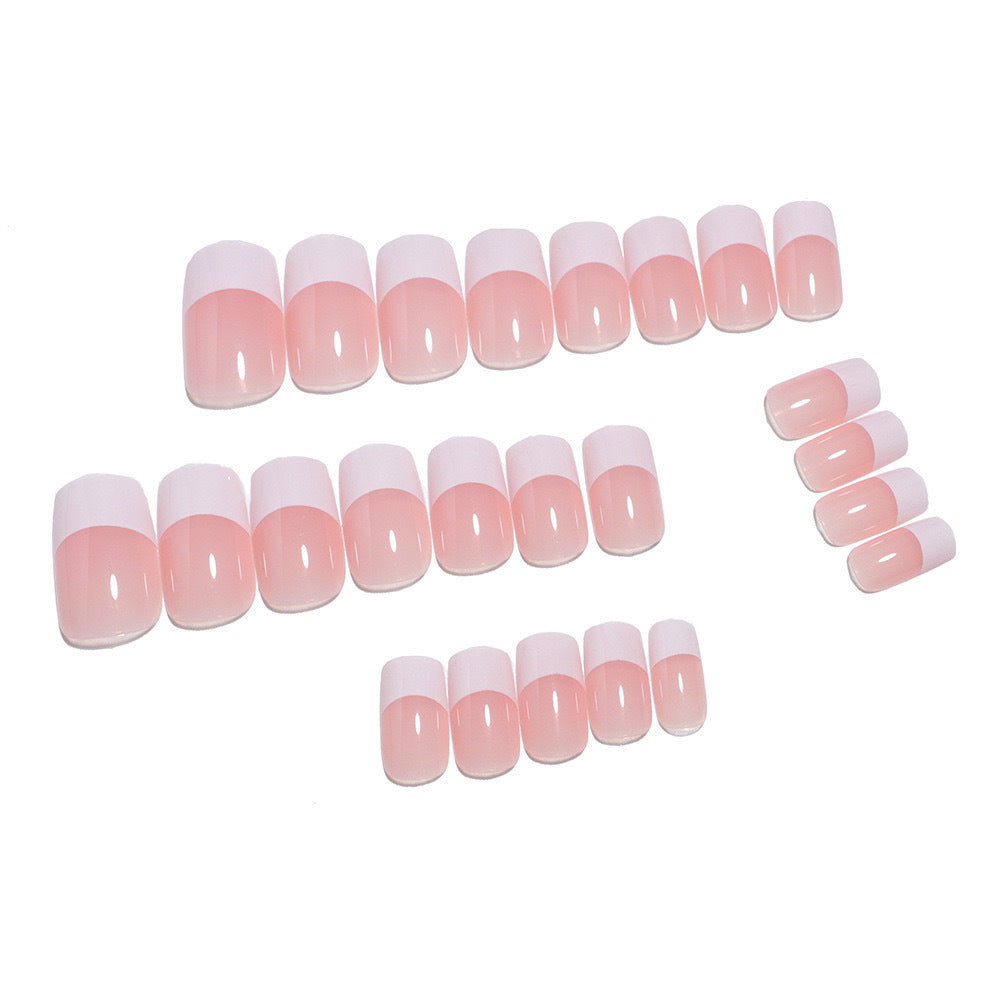 Künstliche Nagelspitzen mit elegantem French-Design Brehn