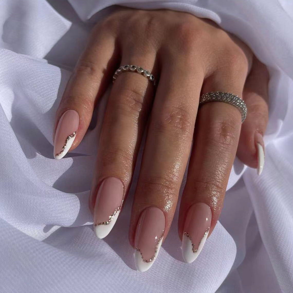 Elegante Stiletto Press-On Nägel mit kristallverzierten Spitzen Brehn