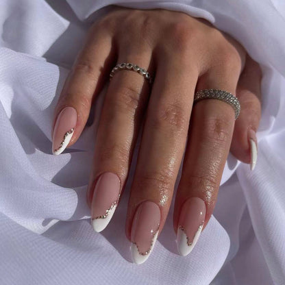 Elegante Stiletto Press-On Nägel mit kristallverzierten Spitzen Brehn