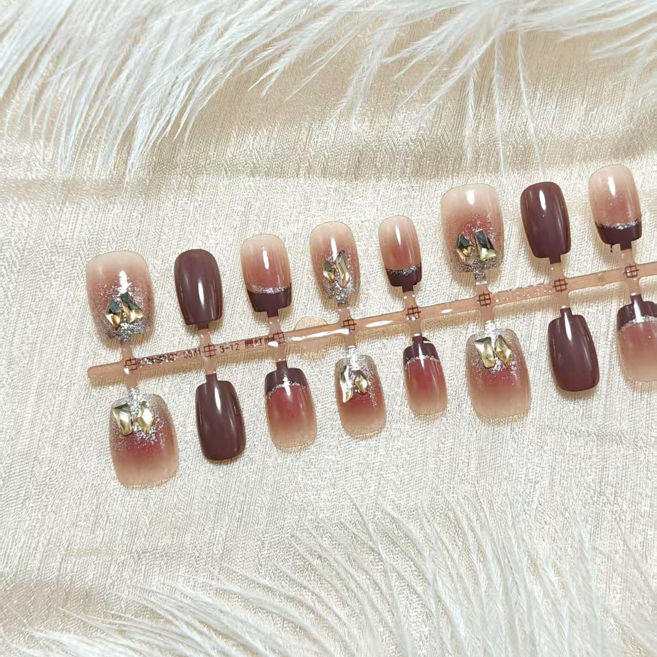 Elegante Kunstnagel-Set mit Goldakzenten Brehn