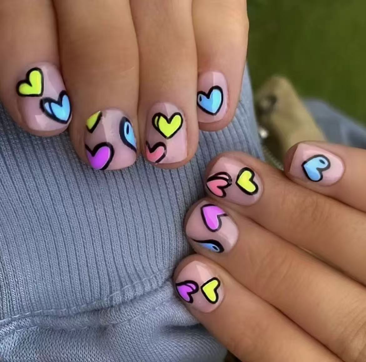 Kunstnagelset mit bunten Herz-Motiven Brehn