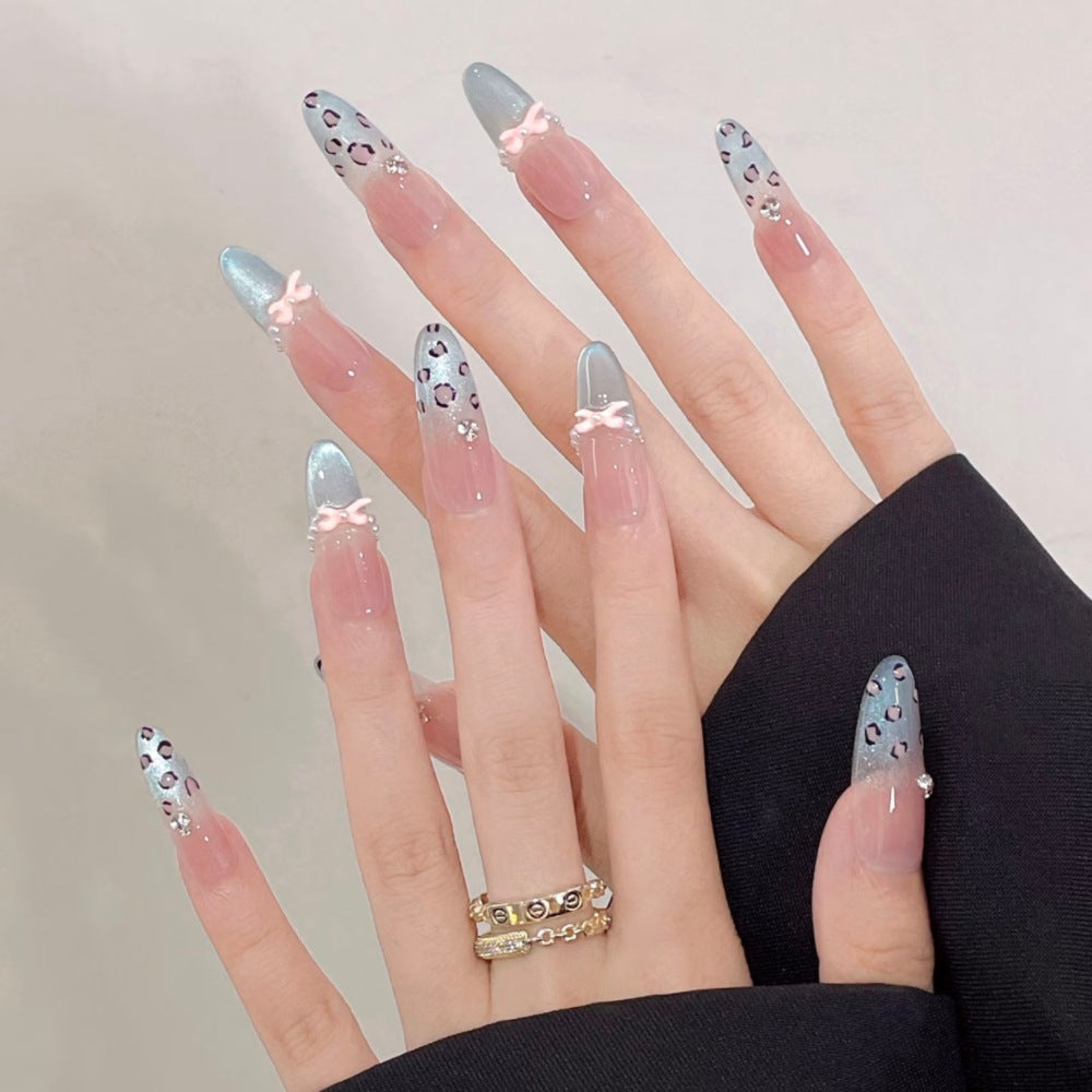 Künstlerisches Press-On-Nagelset mit einzigartigen Schleifen- und Herzakzenten Brehn