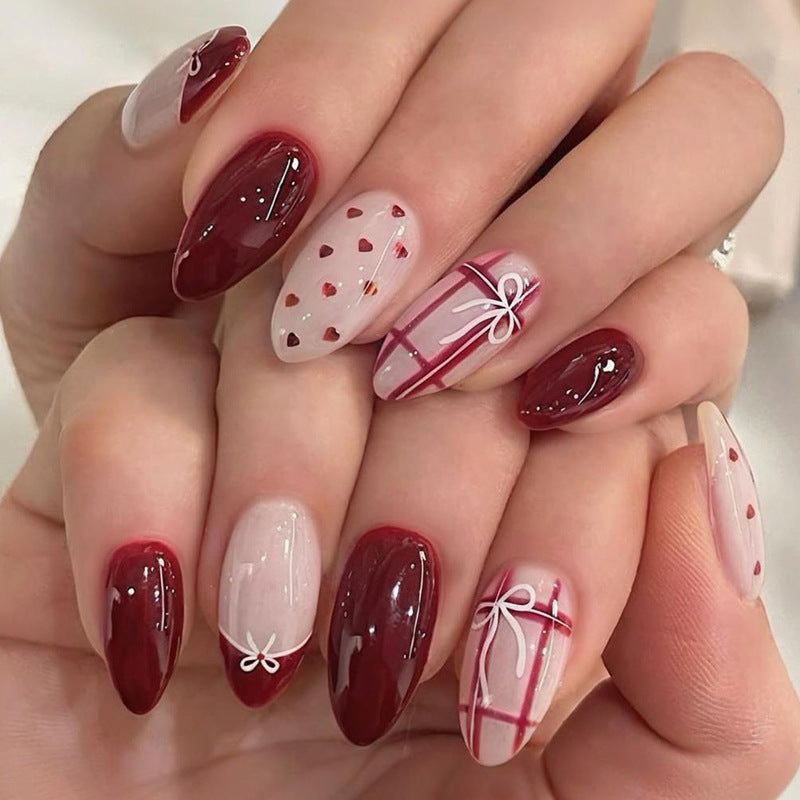 Kunstnagelset mit verspielten Herzen und eleganten Schleifen Brehn