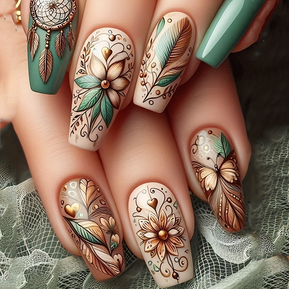 Kreative Kunstnägel mit Floralen und Traumfänger Designelementen Brehn