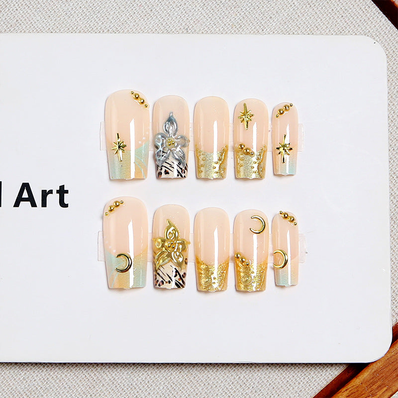 Kunstnagelset mit floralen 3D-Applikationen und eleganten Verzierungen Brehn