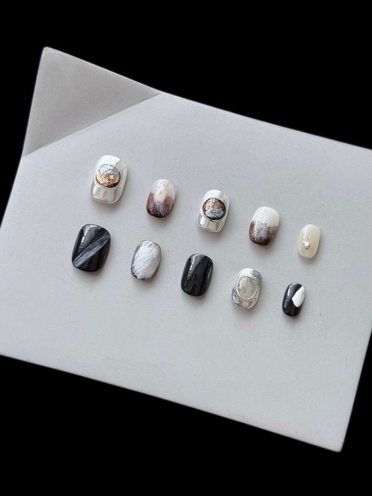 Künstlerisches Press-On Nagel-Set mit eleganten Designs