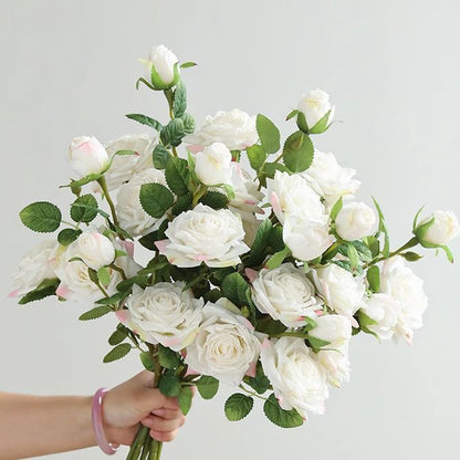 Realistischer Mehrrosetten-Blumenstrauß
