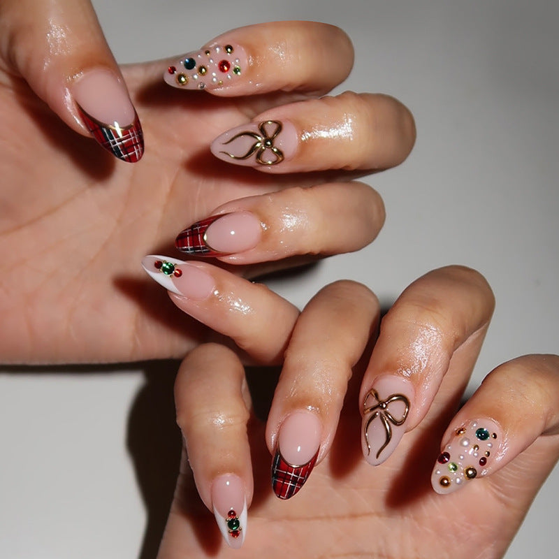 Kunstnagelset mit luxuriösen Verzierungen Brehn
