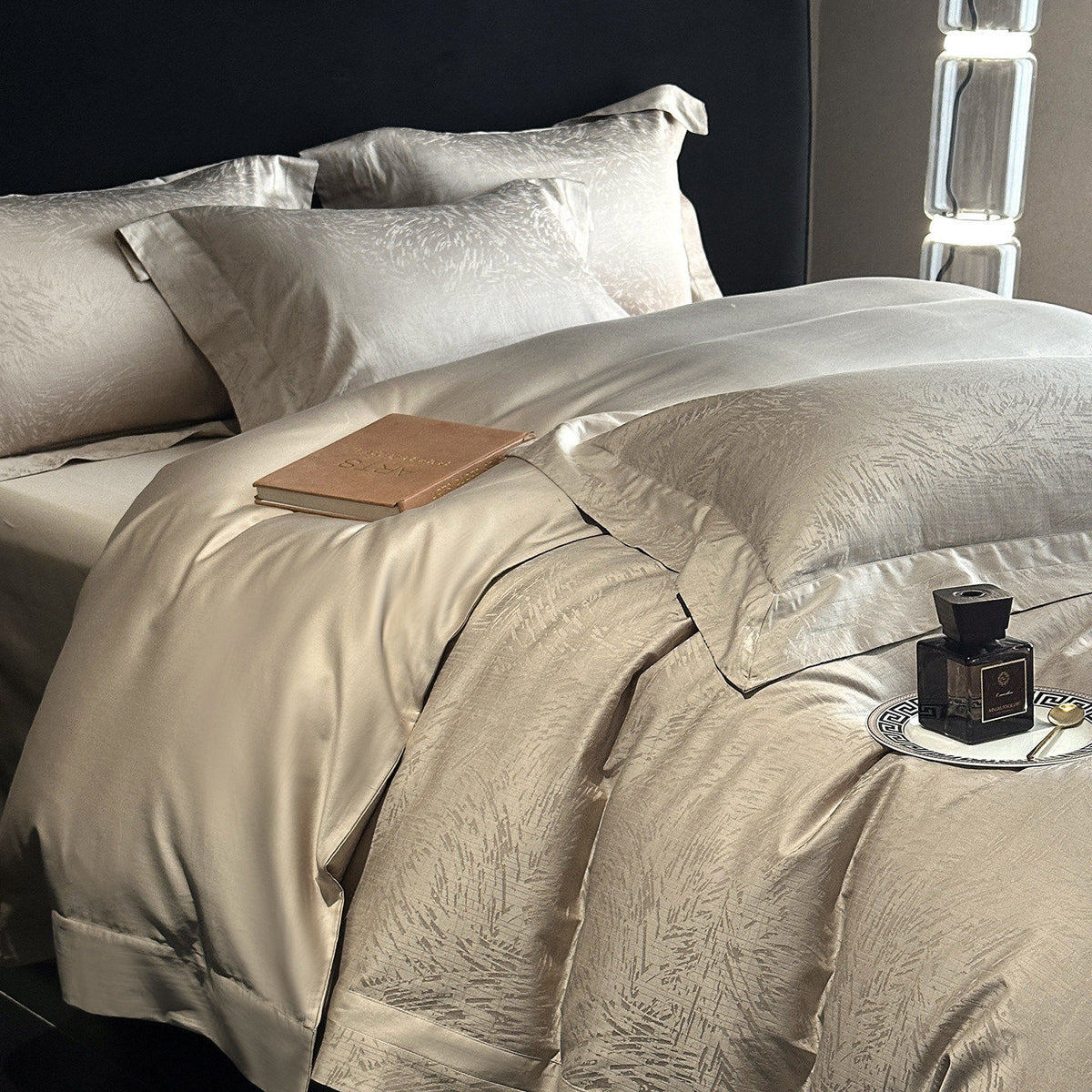 Umkehrbare strukturierte Sateen-Jacquard Bettbezugset mit Satin Saum und Kissenbezügen