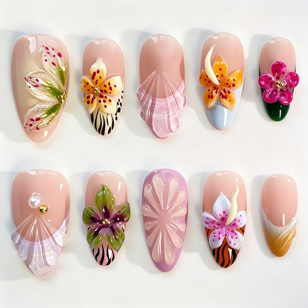 Kunstnägel mit floralem Design und 3D-Applikationen Brehn