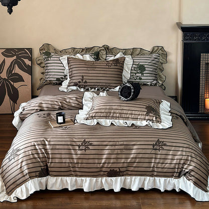 Romantische Rüschen-Bettwäsche-Garnitur aus Baumwollsatin mit Streifen- und Blumenjacquard