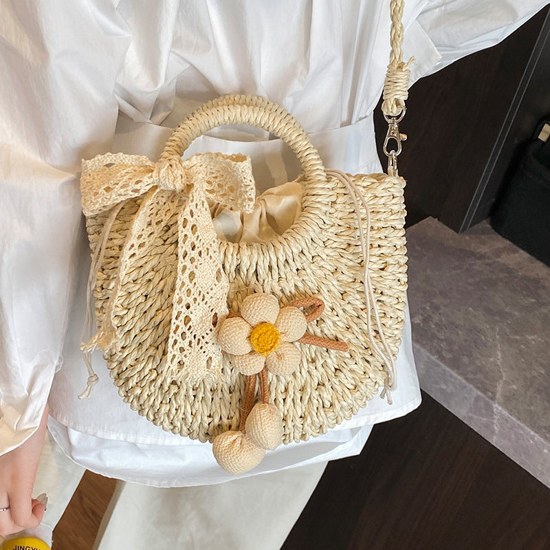 Handgefertigte Blumenakzent-Stroh-Tasche