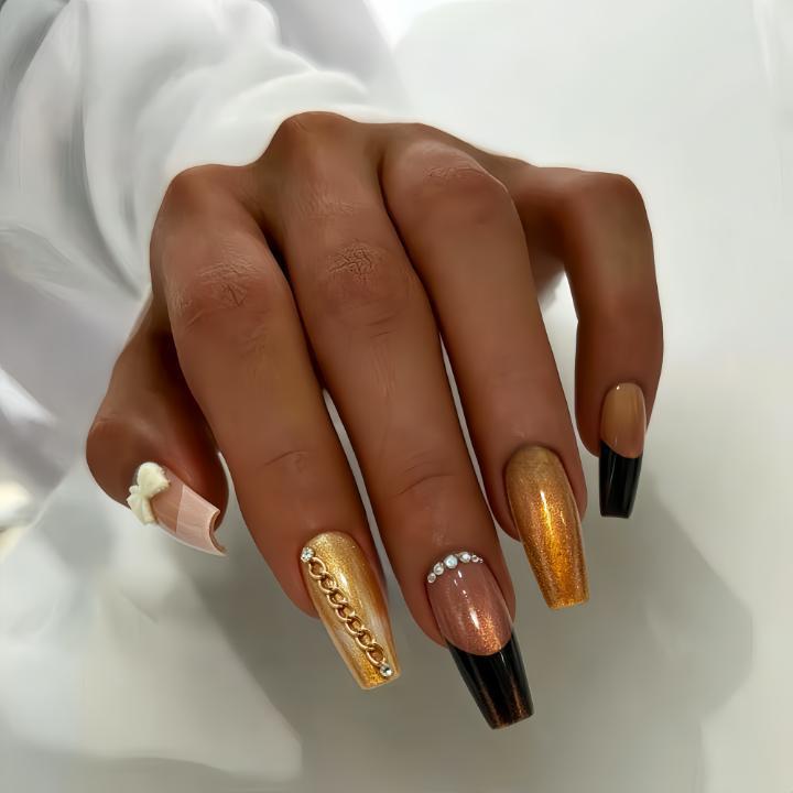 Glamouröse Kunstnägel mit Glitzerndem Design und Eleganten Verzierungen Brehn