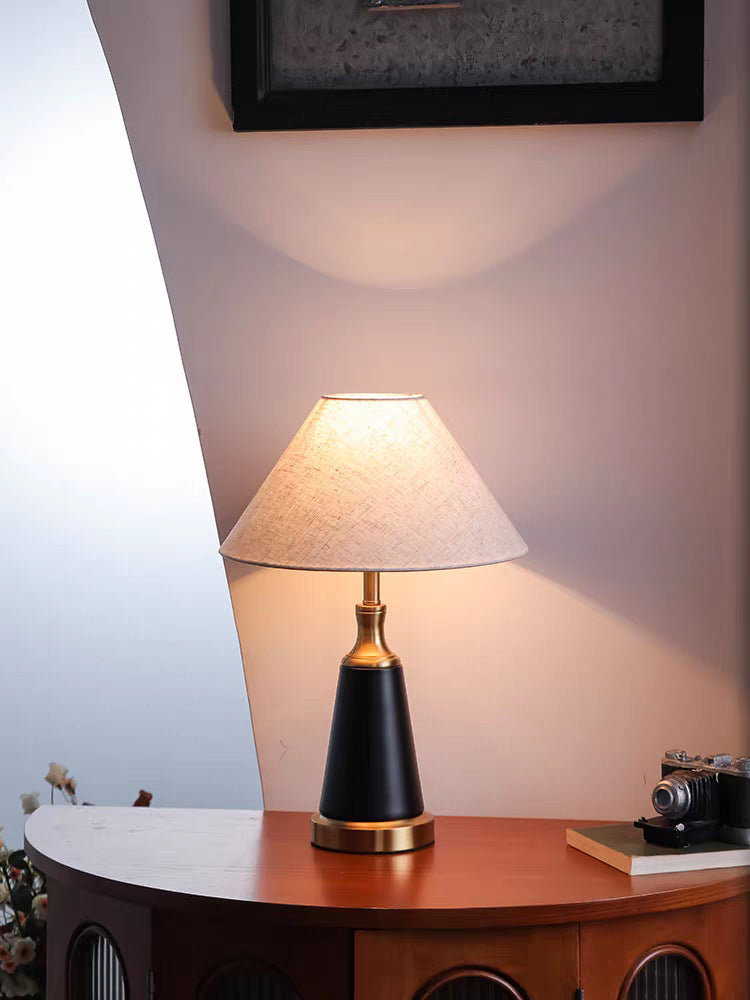 Zeitgenössische Tischlampe mit strukturiertem Sockel