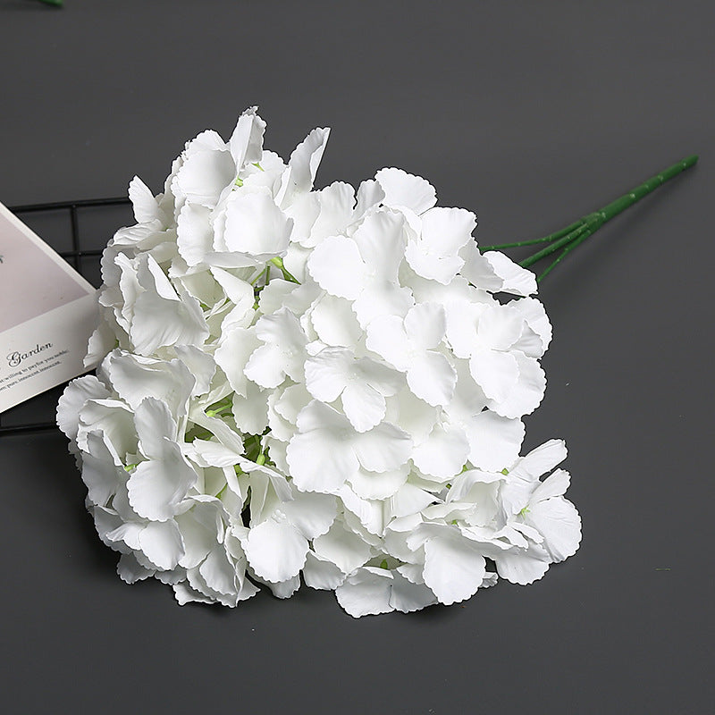 Künstliches Blumenarrangement für die Innenausstellung