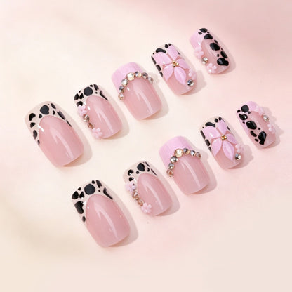 Kunstnagelset mit eleganten Blumen- und Spitzendesigns Brehn