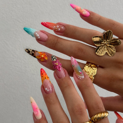 Kunstnagelset mit kreativen floralem Design und Glitzerelementen Brehn
