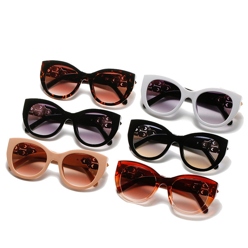 Modische Cat-Eye-Sonnenbrille mit dekorativen Akzenten Brehn