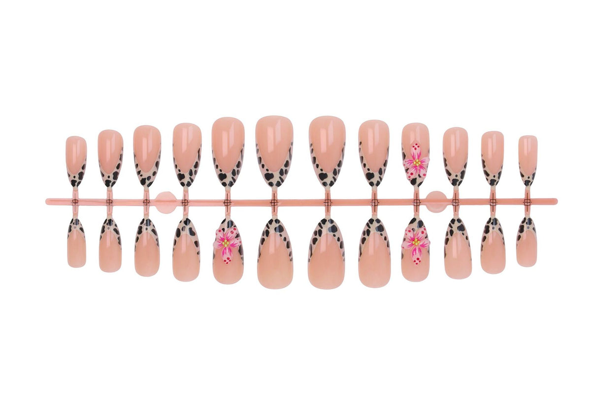 Kunstnagelset mit trendigen Blumenmotiven und eleganten Punkten Brehn