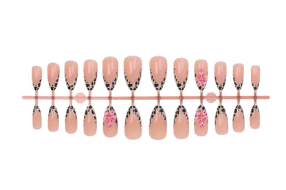 Kunstnagelset mit trendigen Blumenmotiven und eleganten Punkten Brehn
