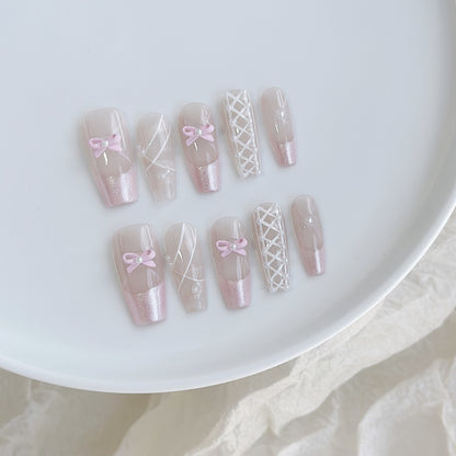 Künstlerisches Press-On Nagelkunstset mit Herz- und himmlischen Designs