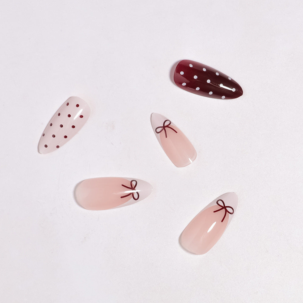 Künstlerisches Press-On-Nagelset mit Schleifen- und Punktdesign Brehn