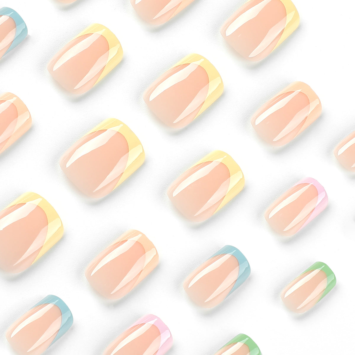 Kunstvolle Nagelverzierung mit zartem Gradient und eleganten Spitzen Brehn
