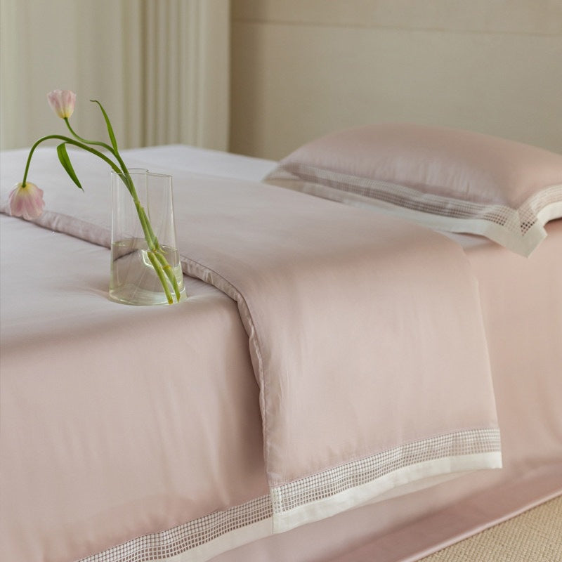 Elegante Bettwäsche-Garnitur mit Ajour-Gitterbesatz und Hotelverschluss