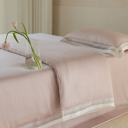 Elegante Bettwäsche-Garnitur mit Ajour-Gitterbesatz und Hotelverschluss
