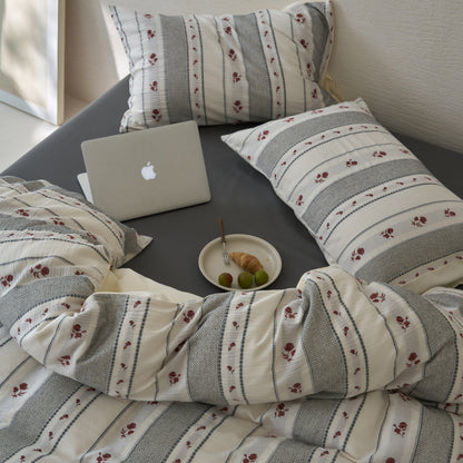 Atmungsaktives Bettwäscheset aus Baumwoll-Musselin mit Streifen- und Rosenjacquard