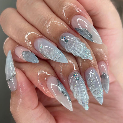 Kunstvolle Stiletto-Nägel mit eleganten Glitzer- und floralem Design Brehn