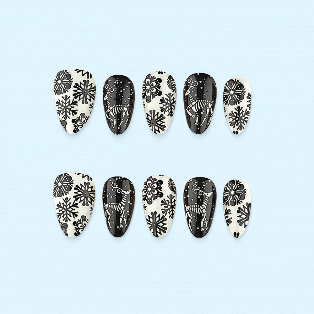 Kunstnägel im einzigartigen winterlichen Design mit Schnee- und Rentiermotiven Brehn