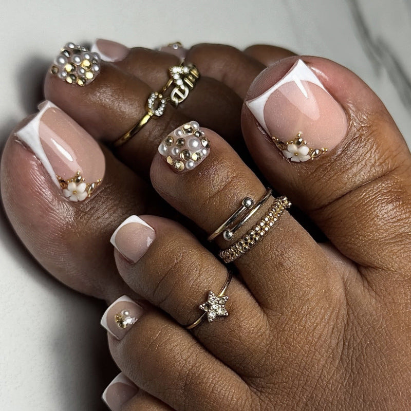 Glamouröse Fußnagelkunst mit luxuriösen Strass- und Blütenmotiven Brehn