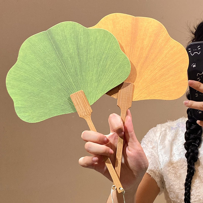 Handgefächer mit Elegantem Kirschblütenmuster Brehn