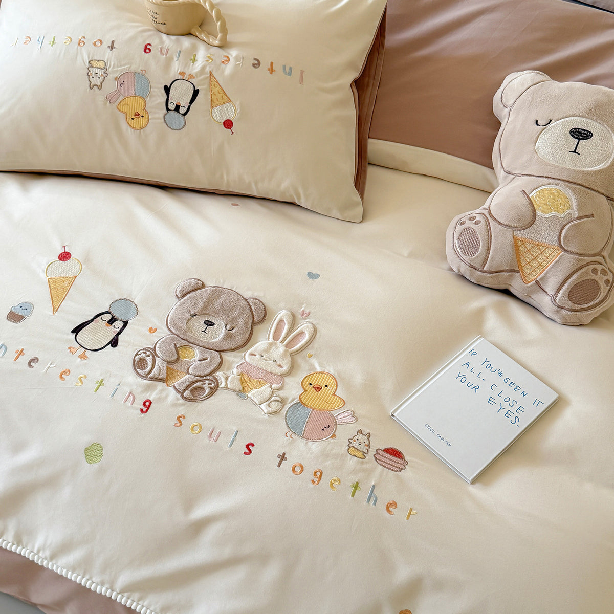 Besticktes Baumwollsatin Bettbezug-Set mit Pom-Pom-Bordüre und passenden Kissenbezügen