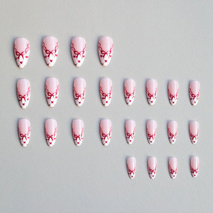 Künstlerisches Herzmotiv Nagelkunst