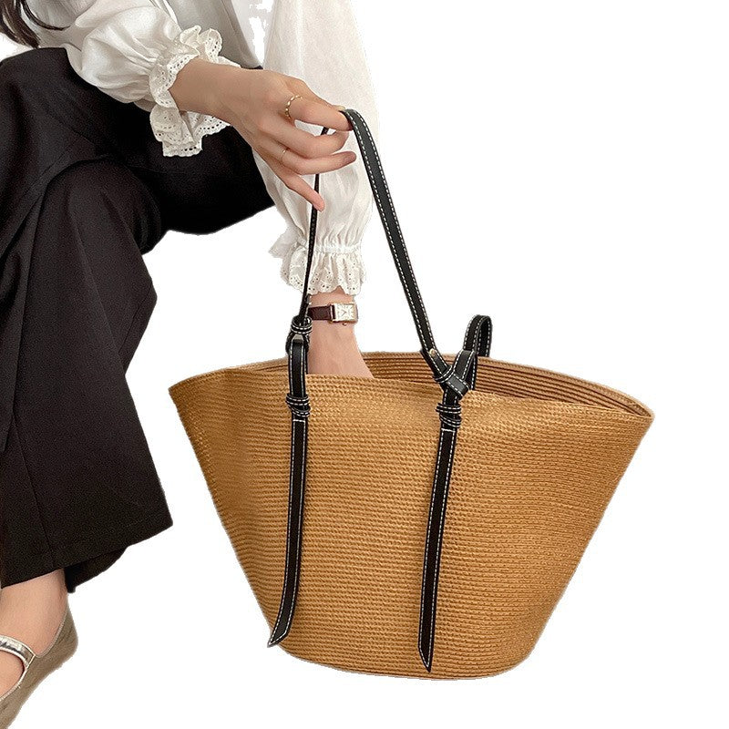 Damen Elegante Handtasche aus geflochtenem Naturmaterial mit luxuriösen Ledergriffen Brehn