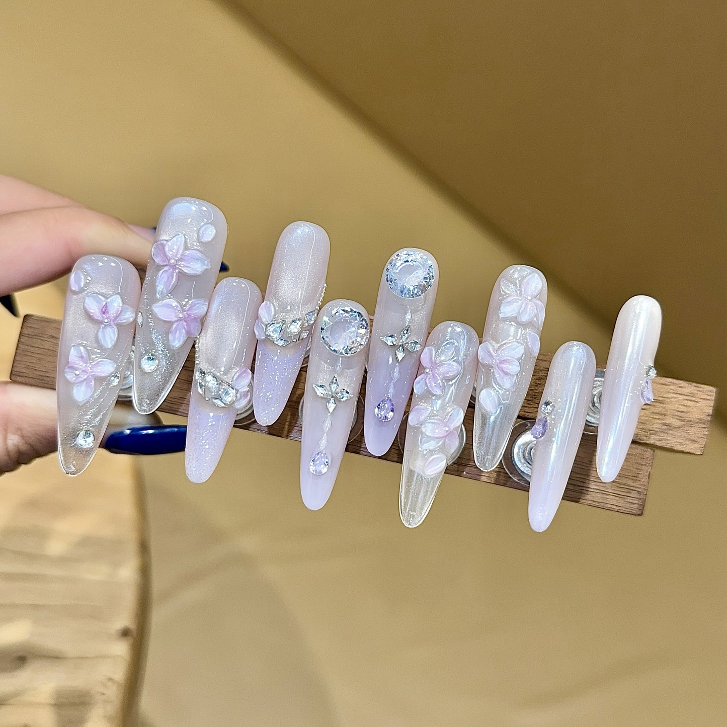 Kunstnägel mit Filigranem Blumendesign und Glitzerakzenten Brehn