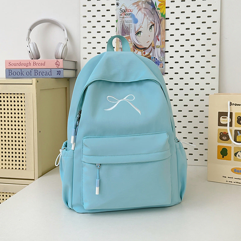 Minimalistischer Schultasche mit Schleifenverzierung