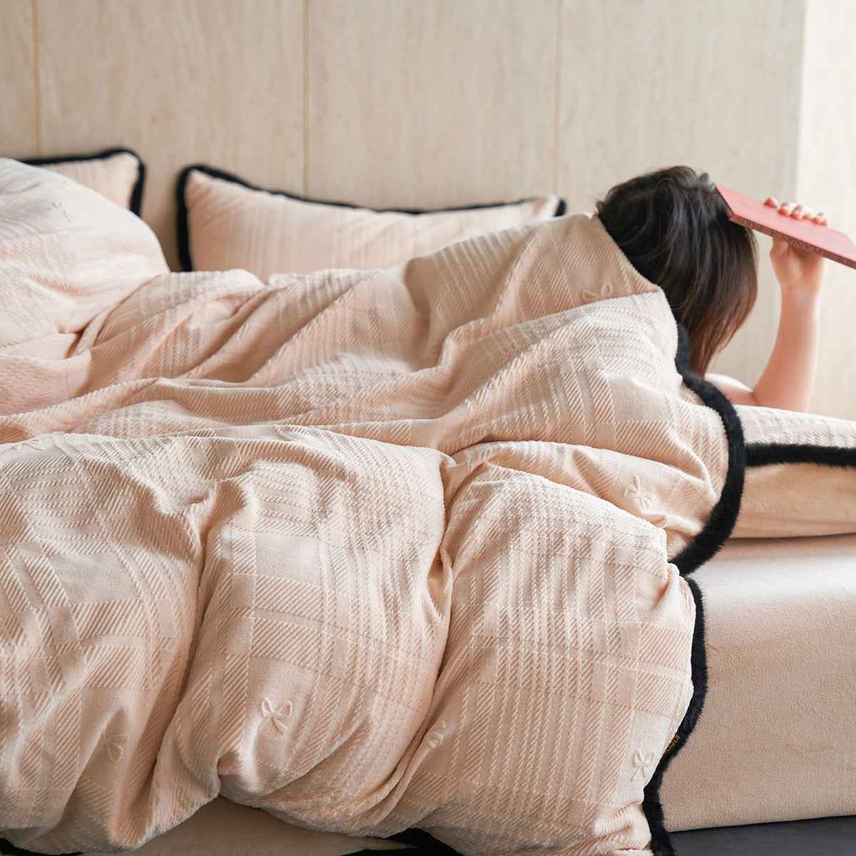Hochwertiges Steppbett-Set mit geprägtem Karo-Jacquard und Kunstfell-Saum