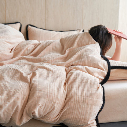 Hochwertiges Steppbett-Set mit geprägtem Karo-Jacquard und Kunstfell-Saum