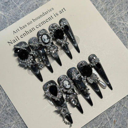 Gothic-inspirierte dekorative Nagelkunst-Erweiterungen